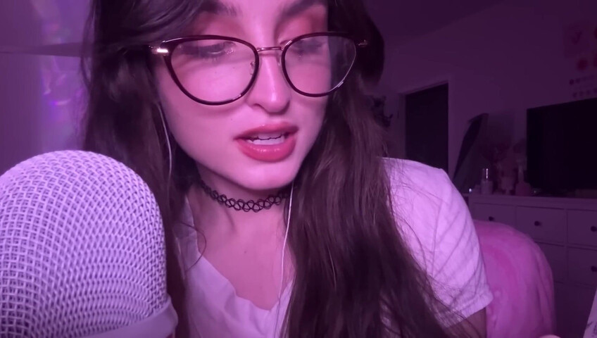 beebee ASMR - Manga Gripping, Tapping, Upclose Whispering