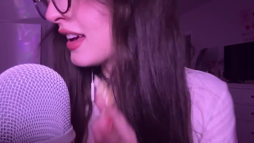 beebee ASMR - Manga Gripping, Tapping, Upclose Whispering