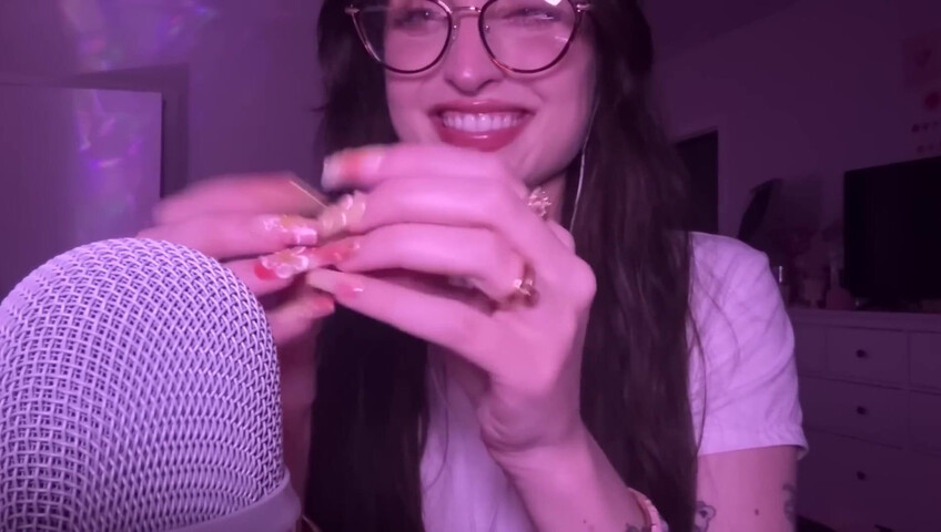 beebee ASMR - Manga Gripping, Tapping, Upclose Whispering