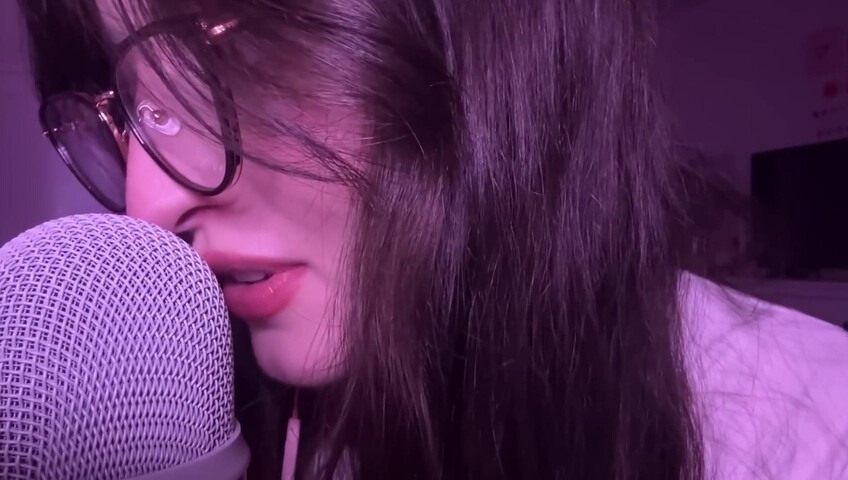 beebee ASMR - Manga Gripping, Tapping, Upclose Whispering