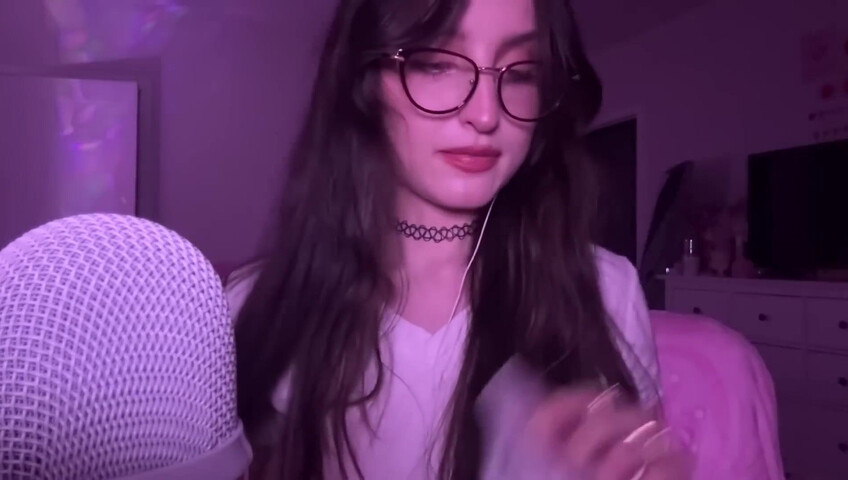 beebee ASMR - Manga Gripping, Tapping, Upclose Whispering