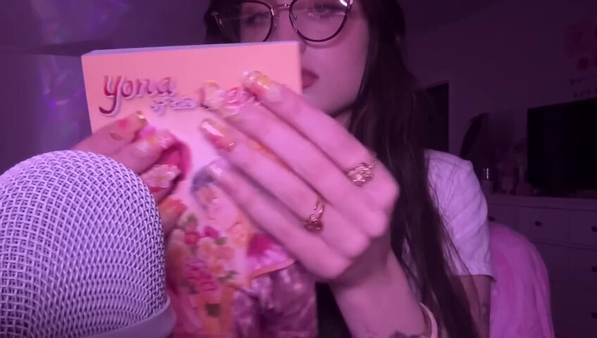 beebee ASMR - Manga Gripping, Tapping, Upclose Whispering