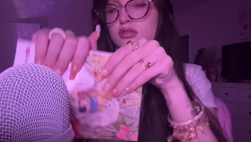 beebee ASMR - Manga Gripping, Tapping, Upclose Whispering