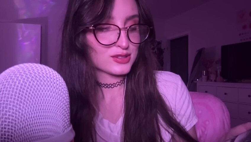 beebee ASMR - Manga Gripping, Tapping, Upclose Whispering