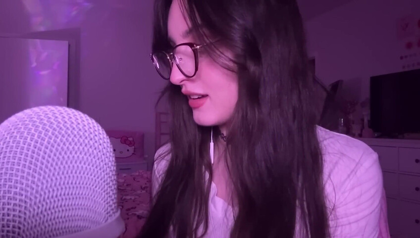 beebee ASMR - Manga Gripping, Tapping, Upclose Whispering