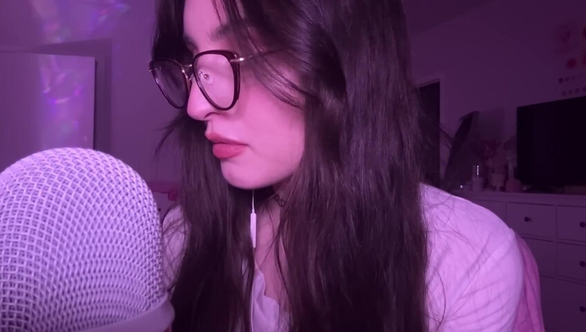 beebee ASMR - Manga Gripping, Tapping, Upclose Whispering