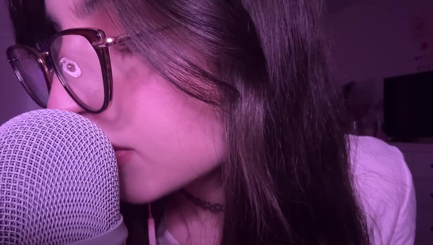 beebee ASMR - Manga Gripping, Tapping, Upclose Whispering