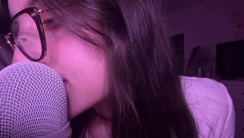 beebee ASMR - Manga Gripping, Tapping, Upclose Whispering