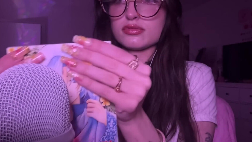 beebee ASMR - Manga Gripping, Tapping, Upclose Whispering