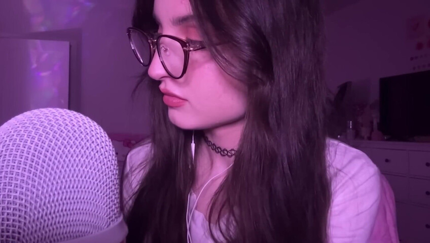 beebee ASMR - Manga Gripping, Tapping, Upclose Whispering