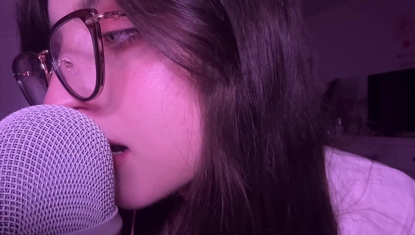 beebee ASMR - Manga Gripping, Tapping, Upclose Whispering