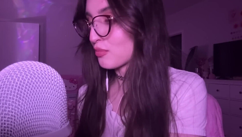 beebee ASMR - Manga Gripping, Tapping, Upclose Whispering