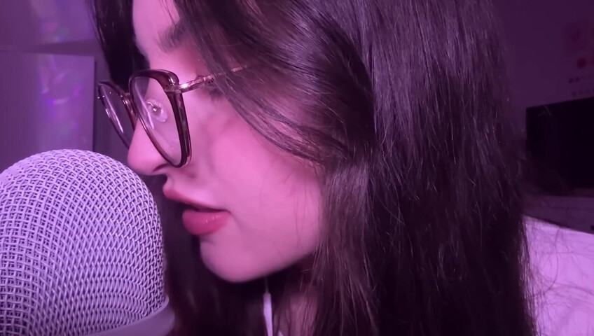 beebee ASMR - Manga Gripping, Tapping, Upclose Whispering