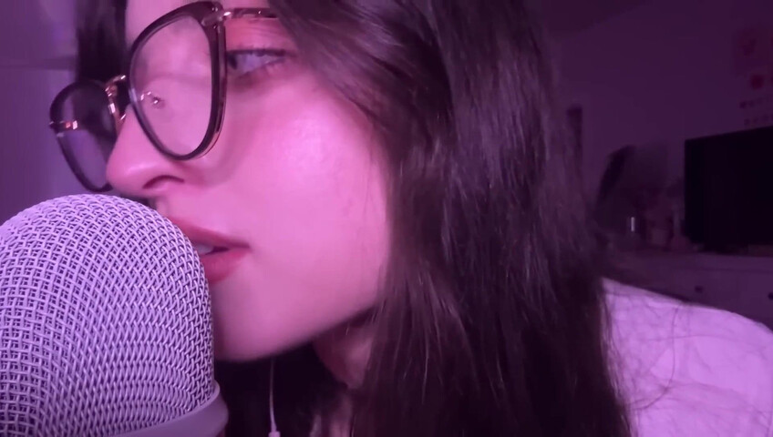 beebee ASMR - Manga Gripping, Tapping, Upclose Whispering