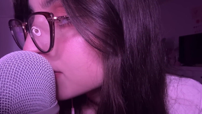 beebee ASMR - Manga Gripping, Tapping, Upclose Whispering