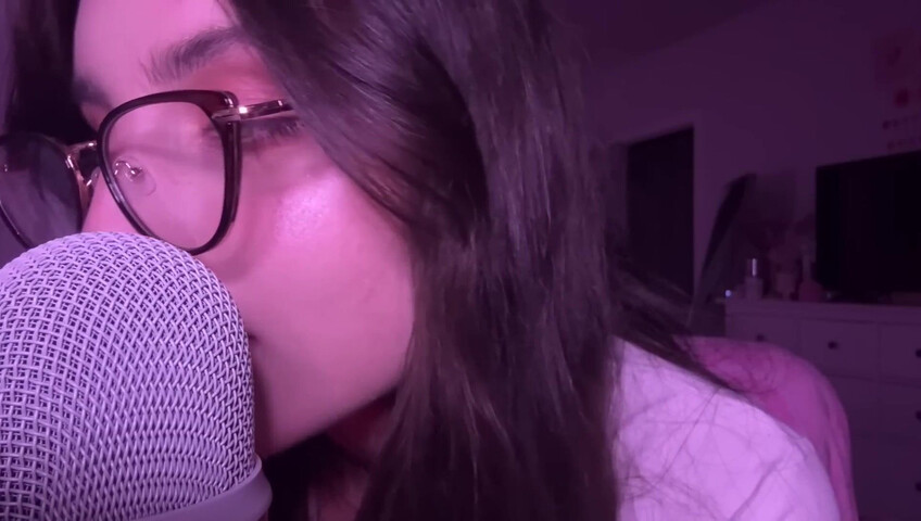 beebee ASMR - Manga Gripping, Tapping, Upclose Whispering