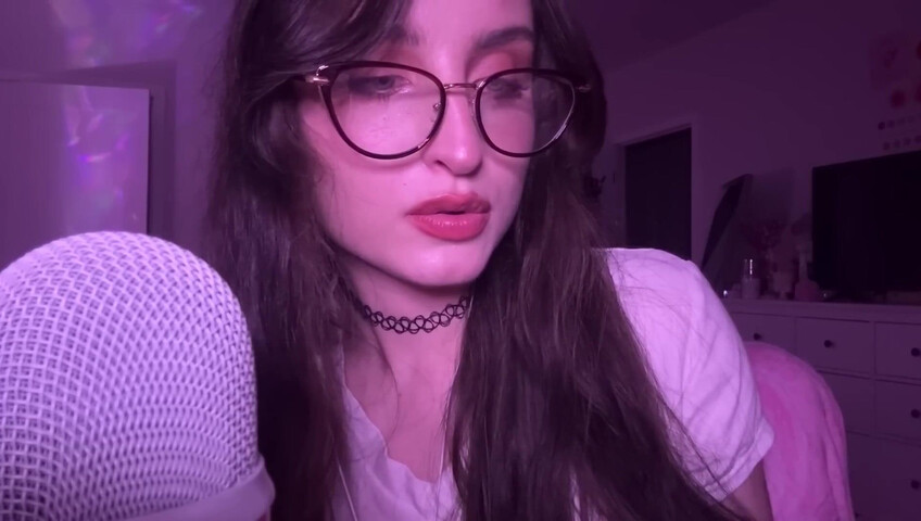 beebee ASMR - Manga Gripping, Tapping, Upclose Whispering