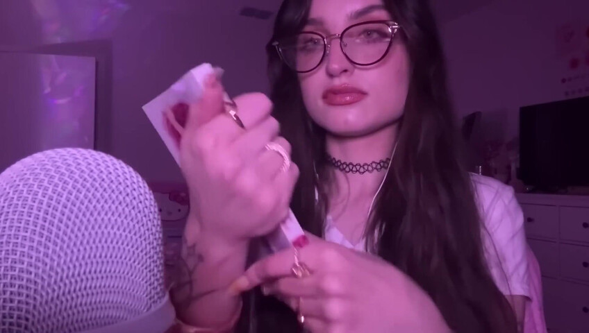 beebee ASMR - Manga Gripping, Tapping, Upclose Whispering