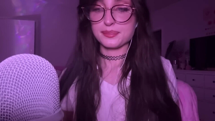 beebee ASMR - Manga Gripping, Tapping, Upclose Whispering