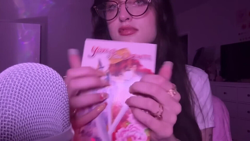 beebee ASMR - Manga Gripping, Tapping, Upclose Whispering