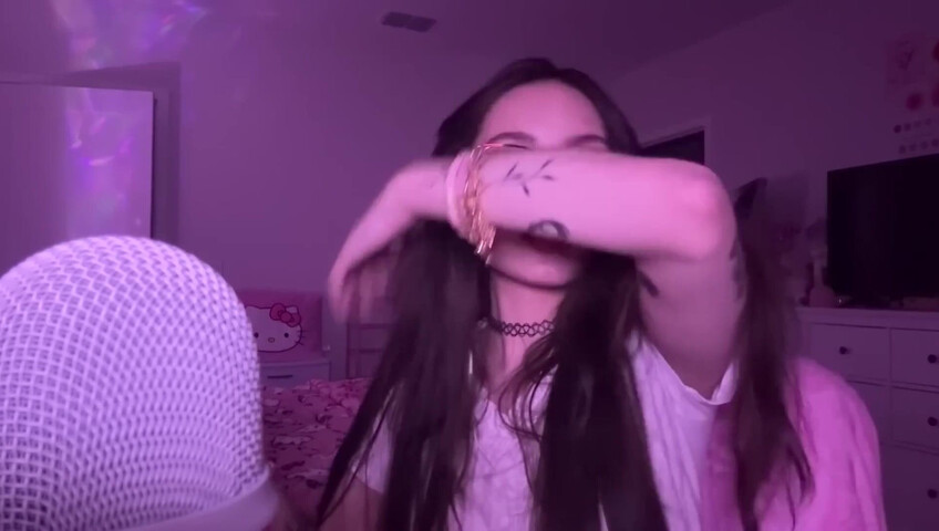 beebee ASMR - Manga Gripping, Tapping, Upclose Whispering