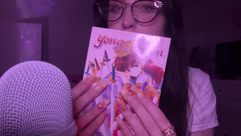 beebee ASMR - Manga Gripping, Tapping, Upclose Whispering