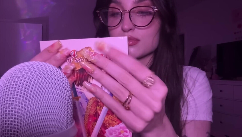 beebee ASMR - Manga Gripping, Tapping, Upclose Whispering