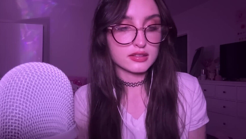 beebee ASMR - Manga Gripping, Tapping, Upclose Whispering