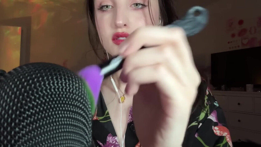 beebee asmr - Fast Mic Brushing ASMR w⧸ Hand Sounds