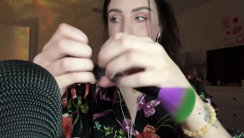 beebee asmr - Fast Mic Brushing ASMR w⧸ Hand Sounds