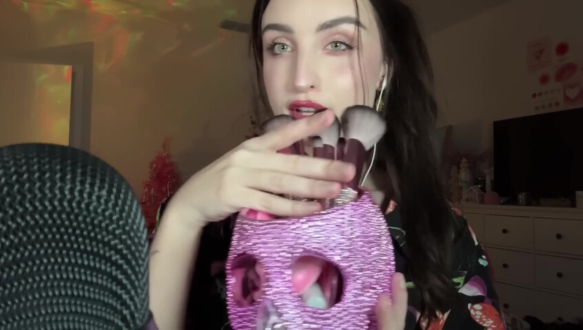 beebee asmr - Fast Mic Brushing ASMR w⧸ Hand Sounds