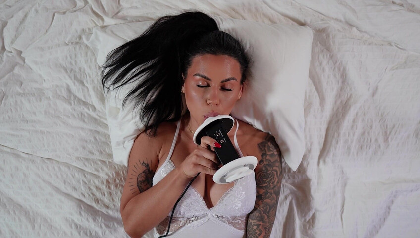 Simone ASMR - Ear Licking Countdown