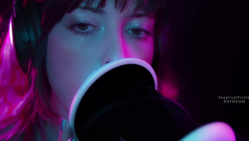 SkepticalPickle ASMR - Ultra bassy and visually pleasing ear licking (golden tier)