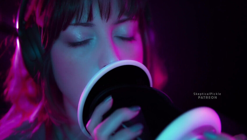 SkepticalPickle ASMR - Ultra bassy and visually pleasing ear licking (golden tier)