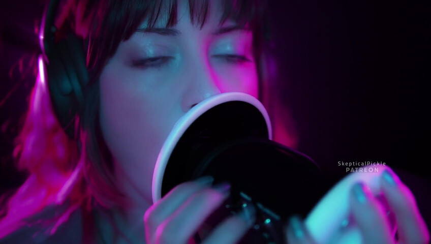 SkepticalPickle ASMR - Ultra bassy and visually pleasing ear licking (golden tier)