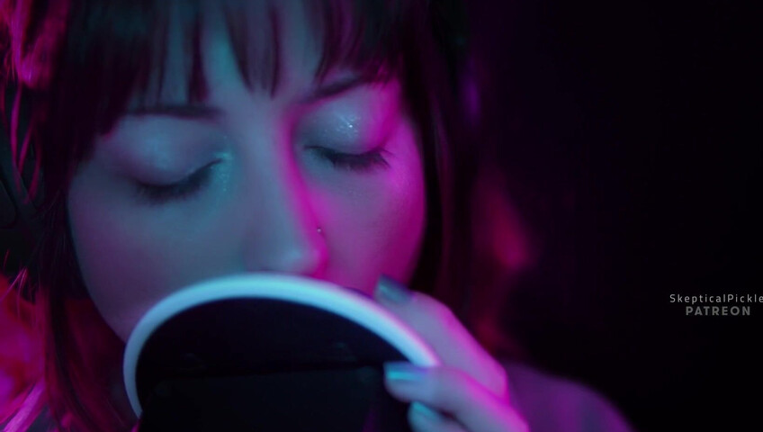 SkepticalPickle ASMR - Ultra bassy and visually pleasing ear licking (golden tier)