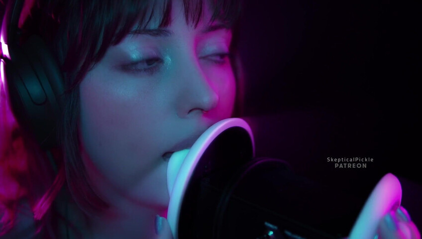 SkepticalPickle ASMR - Ultra bassy and visually pleasing ear licking (golden tier)