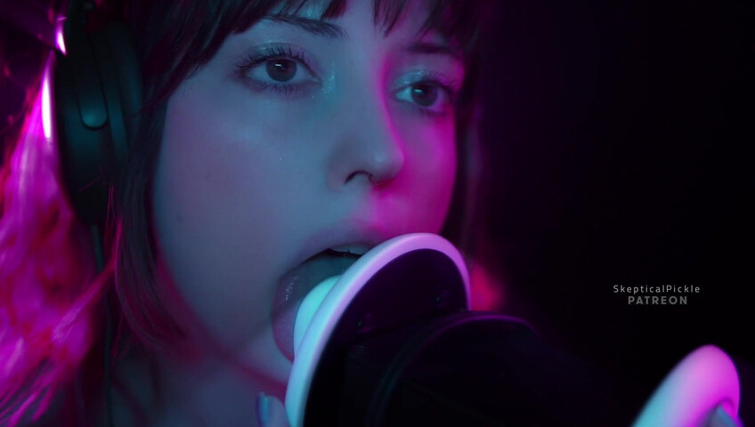 SkepticalPickle ASMR - Ultra bassy and visually pleasing ear licking (golden tier)