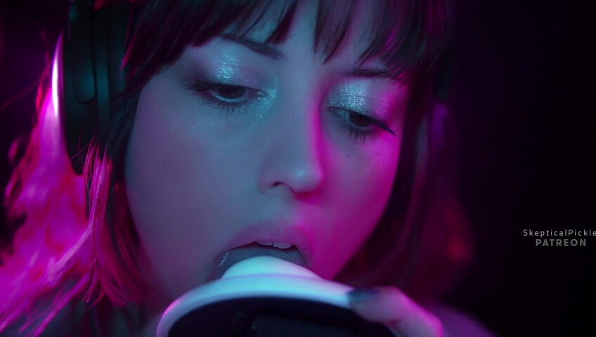 SkepticalPickle ASMR - Ultra bassy and visually pleasing ear licking (golden tier)