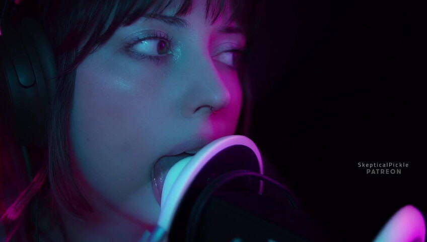 SkepticalPickle ASMR - Ultra bassy and visually pleasing ear licking (golden tier)