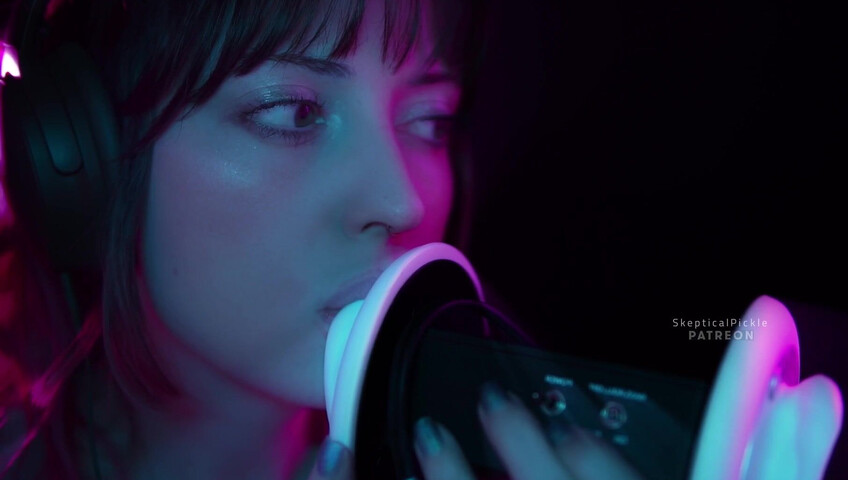 SkepticalPickle ASMR - Ultra bassy and visually pleasing ear licking (golden tier)
