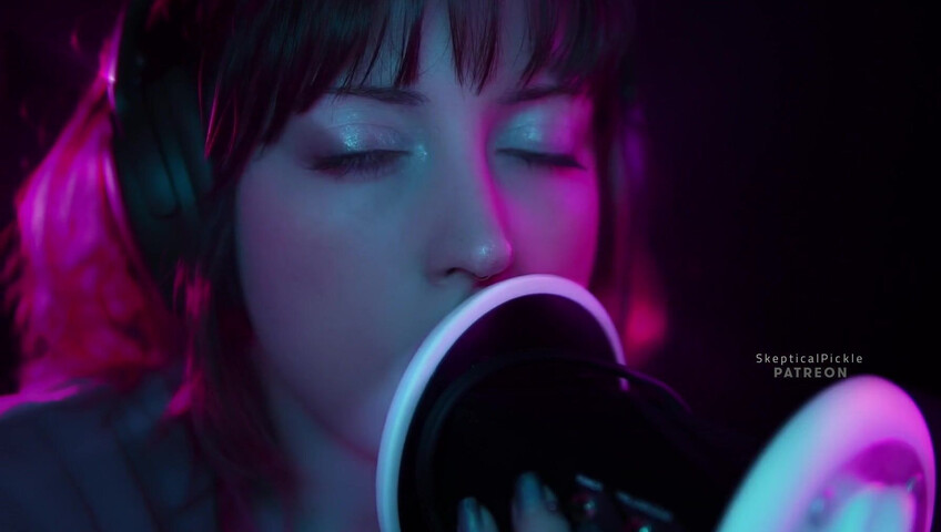 SkepticalPickle ASMR - Ultra bassy and visually pleasing ear licking (golden tier)