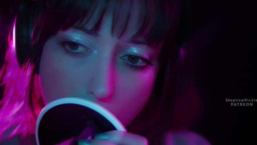 SkepticalPickle ASMR - Ultra bassy and visually pleasing ear licking (golden tier)