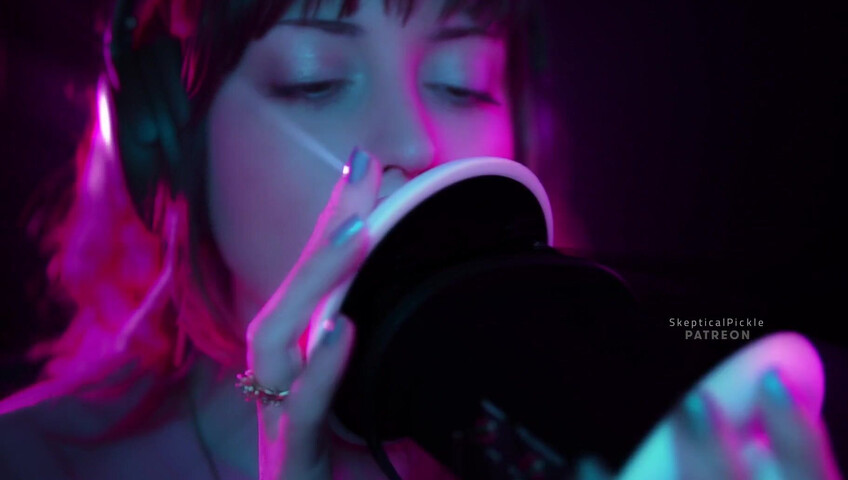 SkepticalPickle ASMR - Ultra bassy and visually pleasing ear licking (golden tier)