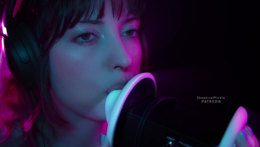 SkepticalPickle ASMR - Ultra bassy and visually pleasing ear licking (golden tier)