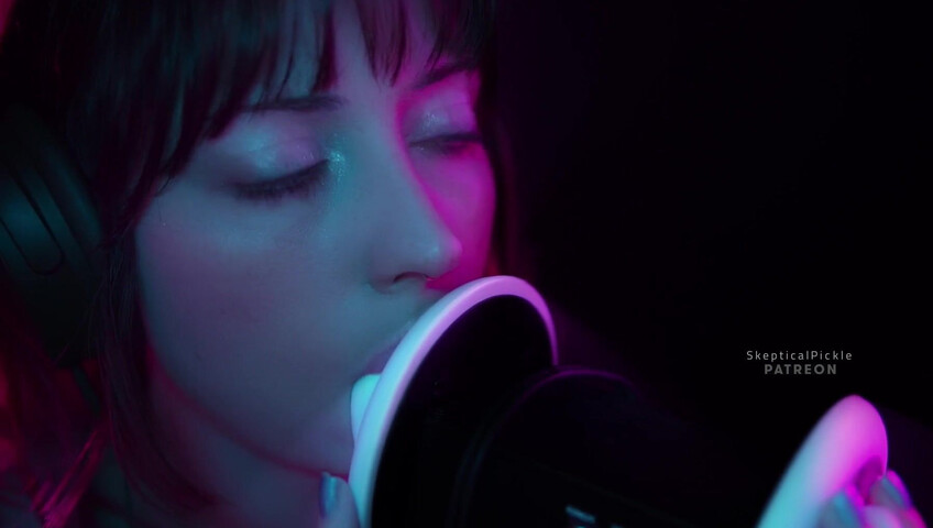 SkepticalPickle ASMR - Ultra bassy and visually pleasing ear licking (golden tier)
