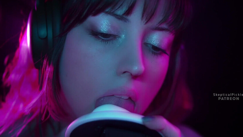 SkepticalPickle ASMR - Ultra bassy and visually pleasing ear licking (golden tier)