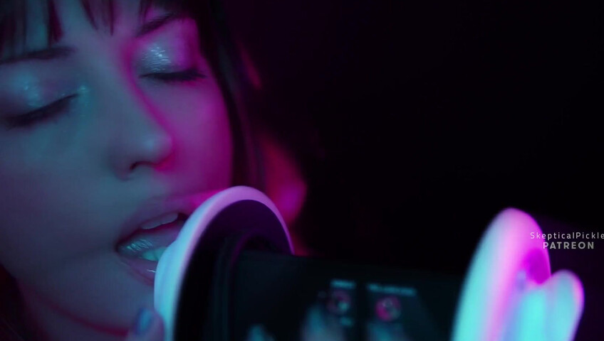 SkepticalPickle ASMR - Ultra bassy and visually pleasing ear licking (golden tier)