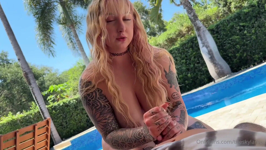 Skylar Vox - 28 April 2025 - Stepsis helps injured stepbro feel better