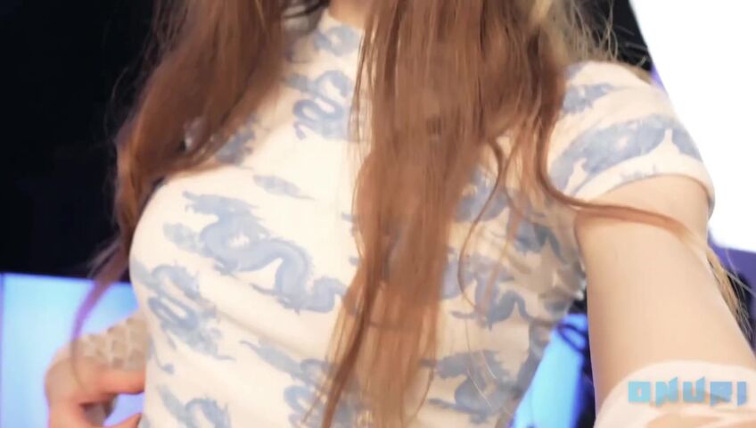 ASMR Onuri - It starts soft, but once you hear that first lick, you won’t be able to stop watching